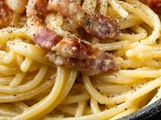 Una foto di pasta uova guanciale