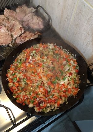 Una foto de Bondiola de cerdo con salsa de mostaza y verduras