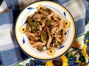 Una foto di pasta con capperi e alici