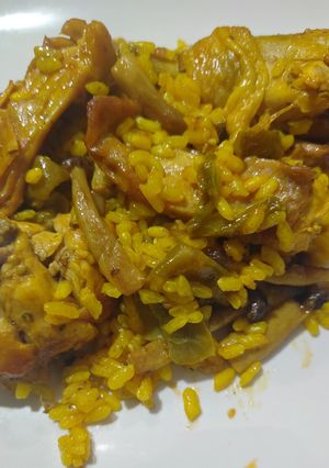 Una foto de Arroz con pollo, conejo y setas