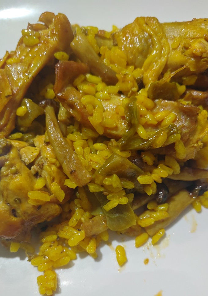 Una foto de Arroz con pollo, conejo y setas
