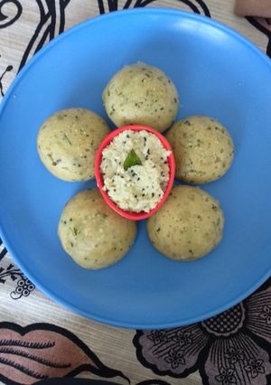 रवा इडली माइक्रोवेव अवन में रेसिपी मुख्य फोटो