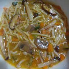 Una foto de Sopa de setas con fideos