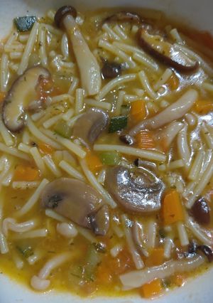Una foto de Sopa de setas con fideos