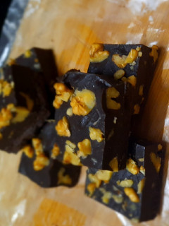 A picture of Walnut chocolate fudge.