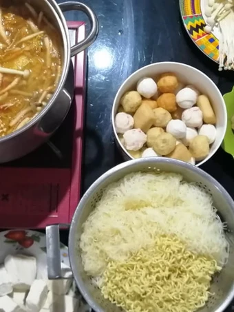 Langkah Mudah untuk Membikin Resep Steamboat Kuah Tomyam yang Lezat Anti Ribet, Lezat Sekali