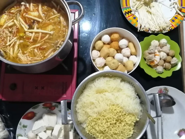 Langkah Mudah untuk Membikin Resep Steamboat Kuah Tomyam yang Lezat Anti Ribet, Lezat Sekali