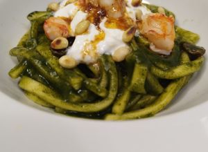Foto di Scialatielli alla verza, burrata e gamberi flambè alla riduzione di brandy
