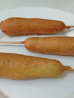 Una foto de Corn dogs o banderillas de salchichas y banderillas de queso