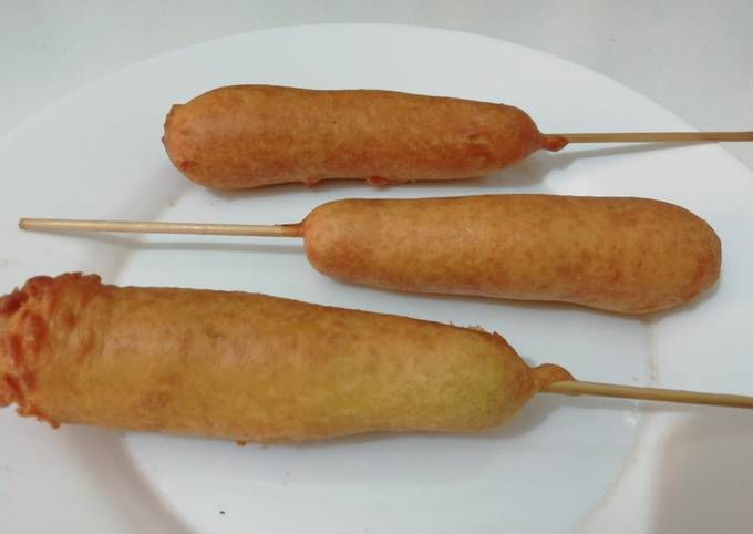 Corn dogs o banderillas de salchichas y banderillas de queso Receta de  Xilia Torres- Cookpad