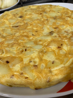Una foto de Tortilla de patatas y ajos tiernos