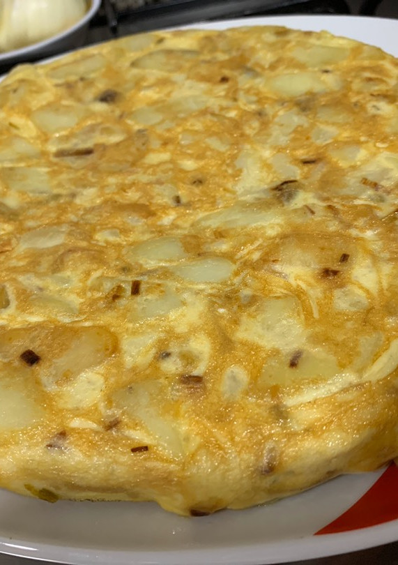 Una foto de Tortilla de patatas y ajos tiernos