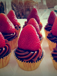 Una foto de Cupcakes de brownie con dulce de leche y frutillas
