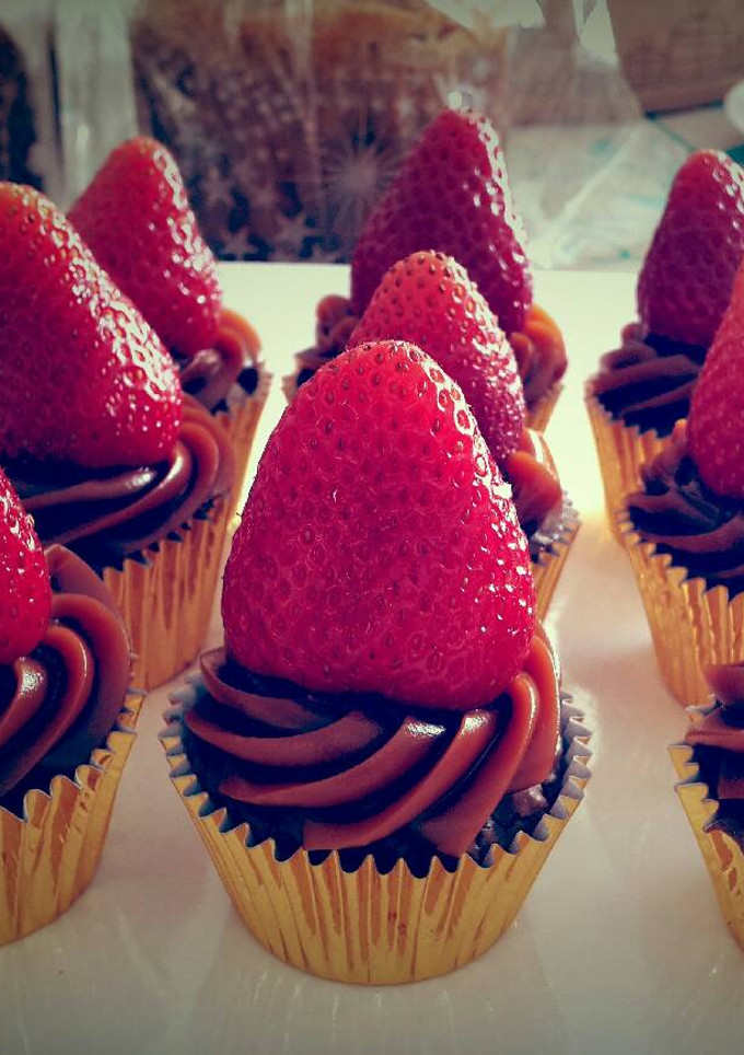 Una foto de Cupcakes de brownie con dulce de leche y frutillas
