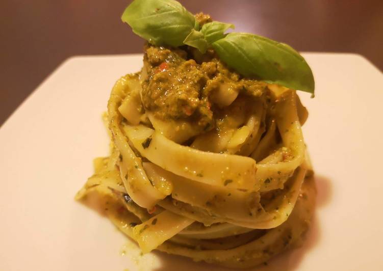 Tagliatelle al pesto e avocado