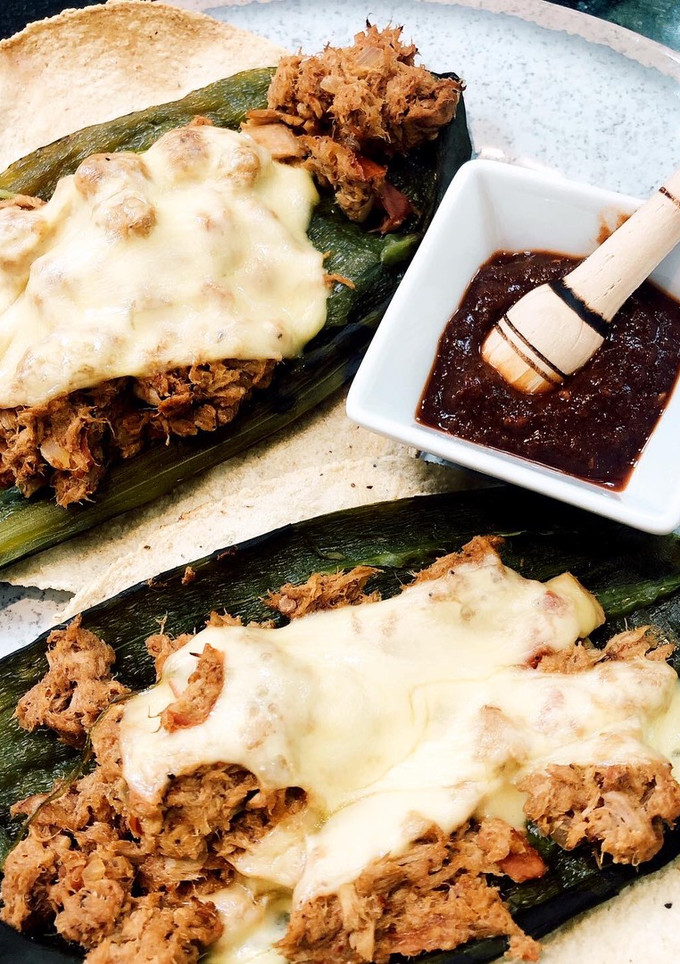 Una foto de Tacos de atún con chile chilaca y queso