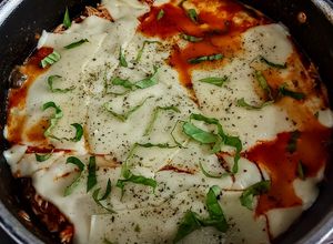 Una foto de LASAGNA De Pollo🥮a la Olla...!!🎋
