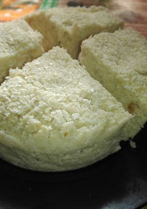 Una foto de Torta rápida de manzana y coco rallado