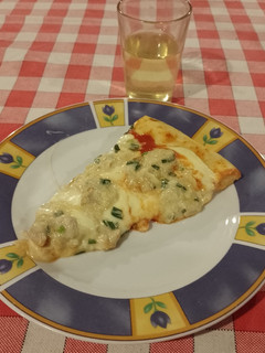 Una foto de Pizza de pollo al verdeo