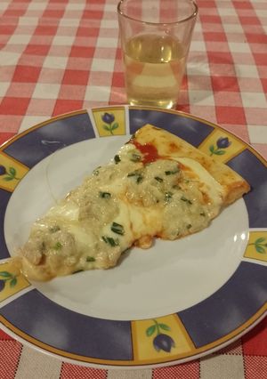 Una foto de Pizza de pollo al verdeo