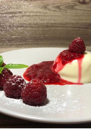 Foto de Panna cotta de chocolate Branco e coulis de framboesa