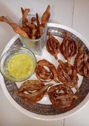 A picture of Moong daal namakpare.