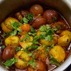 A picture of Bharva onion & Tinda sabji.
