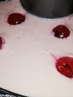 Una foto de Tarta petit suisse con cereza almibarada
