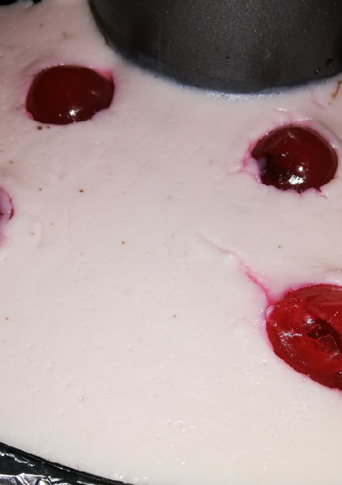 Una foto de Tarta petit suisse con cereza almibarada