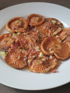 Una foto de Níscalos al ajillo con taquitos de jamón