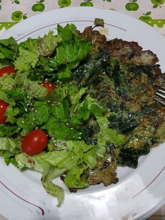 Una foto de Tortilla fina de acelga con ensalada