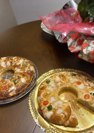 Una foto de Roscón de Reyes relleno de trufa