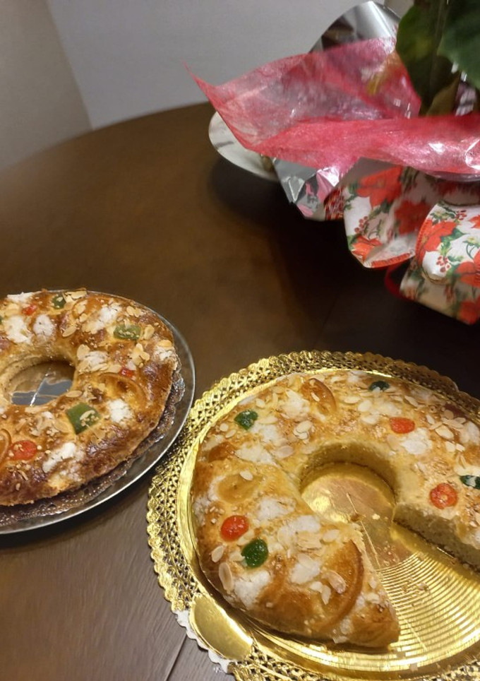 Una foto de Roscón de Reyes relleno de trufa
