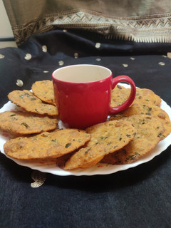 खुसखुशीत मेथी पुरी (methi puri recipe in marathi) रेसिपी चे मुख्य फोटो