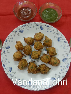 क्रिस्पी मूंग दाल पकौड़ा (Crispy Moong Dal Pakoda Recipe in Hindi) रेसिपी मुख्य फोटो