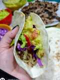 Tacos de carne con salsa guacamole