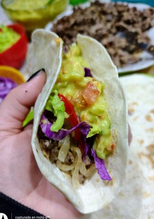 Una foto de Tacos de carne con salsa guacamole