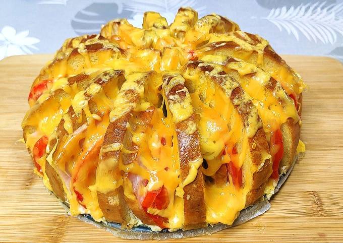 Как приготовить Пирог из батона с колбасой и сыром в духовке рецепт пошагово