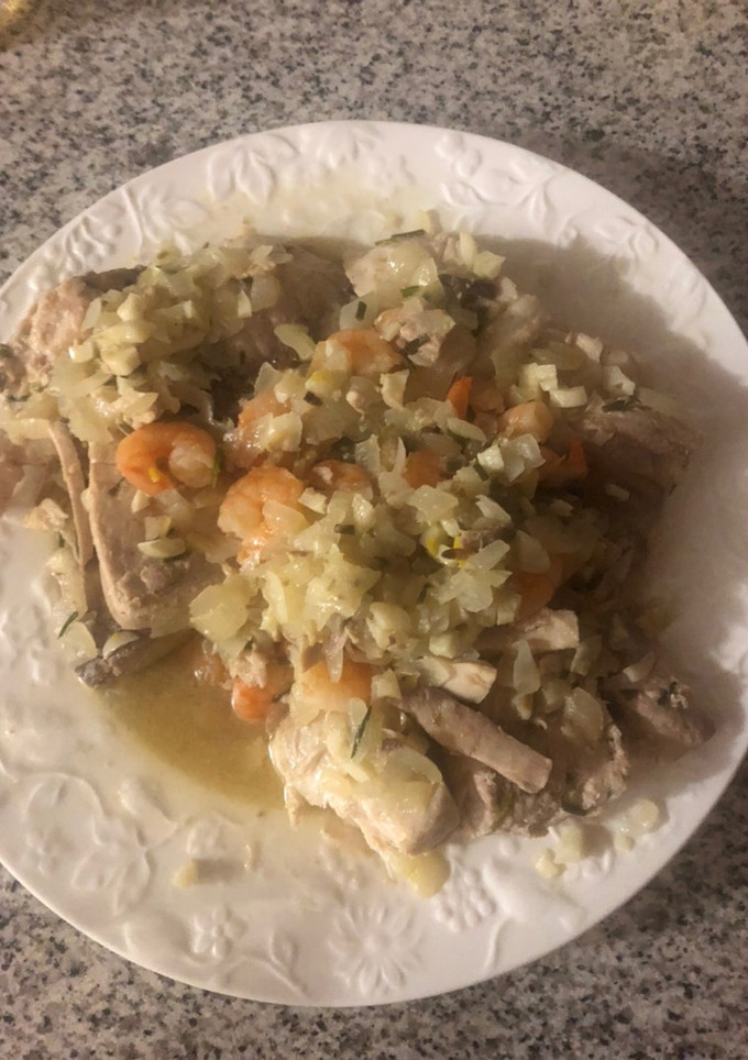 Una foto de Atún guisado con colas de gambas