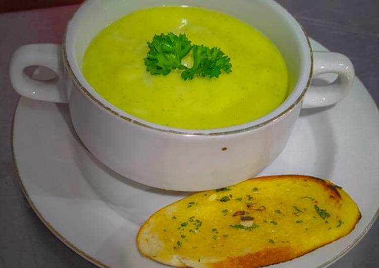 Broccoli soup with garlic bread