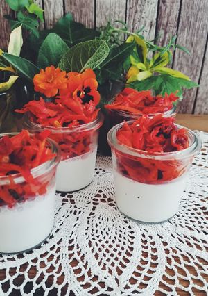 Une photo de Panna cotta coco coleslaw