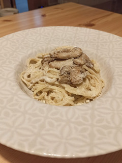 Una foto de Pasta con champiñones en salsa de trufa y Grana Padano (súper fácil y rápida)