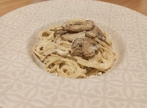Foto principal de Pasta con champiñones en salsa de trufa y Grana Padano (súper fácil y rápida)