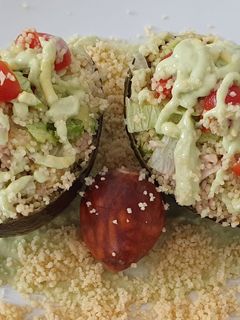 Una foto de Aguacate 🥑 relleno de cuscús, atún y salsa de aguacate 🥑 con yogur