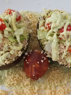Una foto de Aguacate 🥑 relleno de cuscús, atún y salsa de aguacate 🥑 con yogur