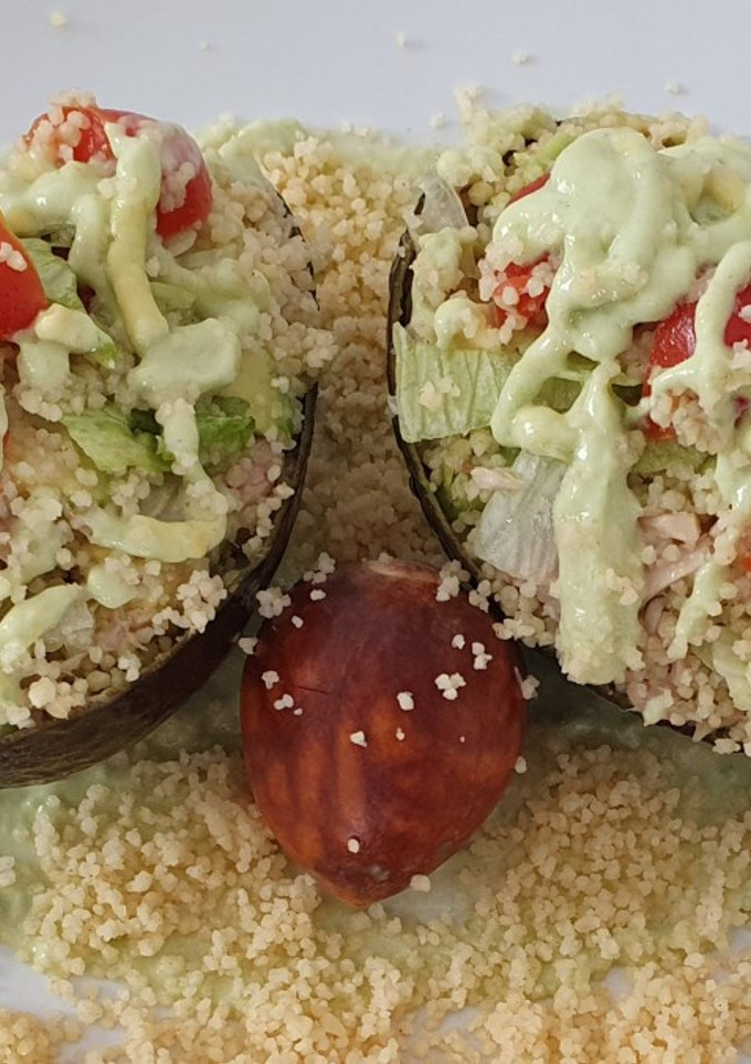 Una foto de Aguacate 🥑 relleno de cuscús, atún y salsa de aguacate 🥑 con yogur