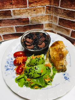 Una foto de Frijoles negros con ensalada nutritiva fresca y pollo a la brasa !!!