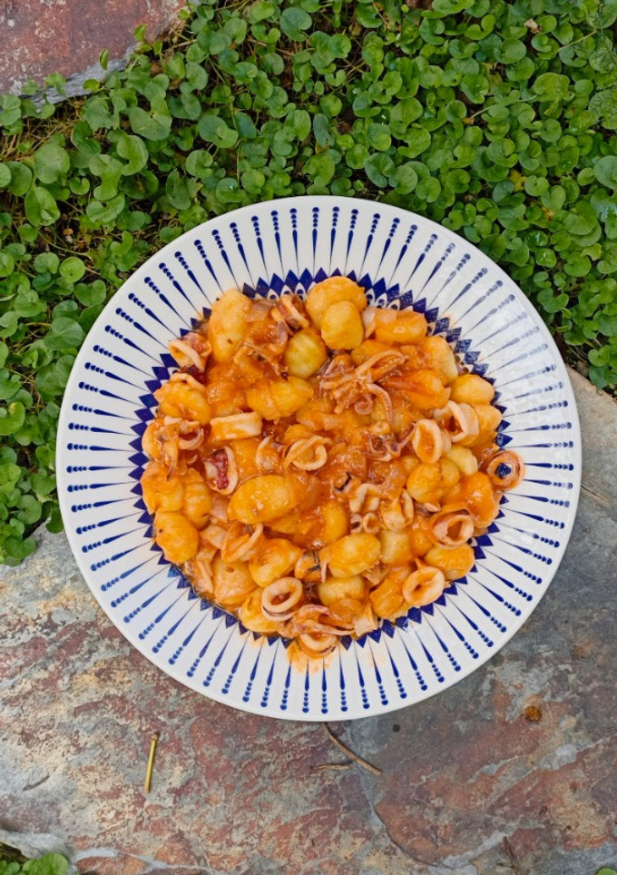 Una foto de Ñoquis con calamares