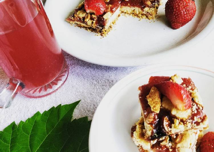 Sweet Tangy Strawberry and Nut Crumble Bar