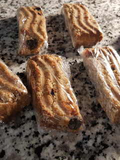 Una foto de Barritas saludables de avena con pasas y dulce de membrillo